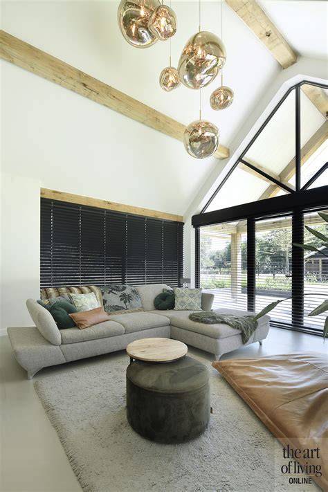 Hoog plafond woonkamer met kroonluchter en hoge vensters