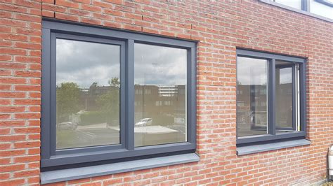 Stijlvolle foto van een moderne woning met zwarte kunststof kozijnen.