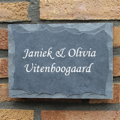 Voorbeelden van diverse naambordjes: bamboe, leisteen, Belgisch Blauwsteen.