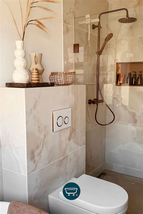 Sfeerimpressie van een badkamer met marmerlook tegels en Squama schubben tegels op de wand, inclusief een moderne doucheopstelling.