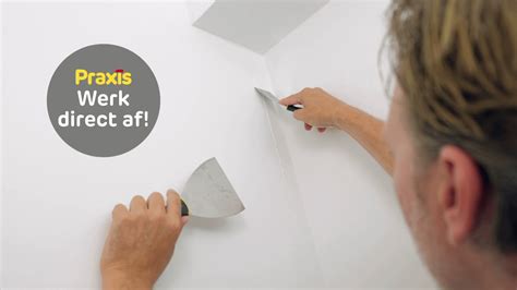 Infographic met de stappen voor het repareren van een scheur in een gipsplaatnaad met gaasband