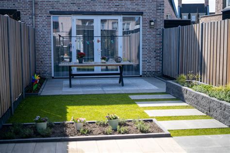 Voorbeeld: moderne tuin met grijze potdekselplanken en betonpalen