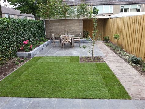 Voorbeeld van een tuin met gevarieerde bestrating en hoogteverschillen