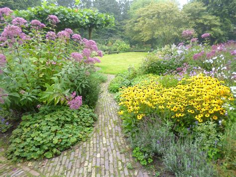 Een weelderige tuin met diverse soorten bloeiende planten
