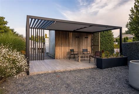Een moderne pergola met comfortabele lounge meubels