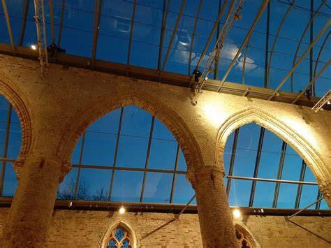 Historische muur en zichtbare elementen van de oude kloosterkerk