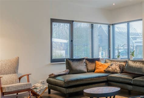 Afbeelding van een interieur met aluminium jaloezieën in een draai-kiepraam.