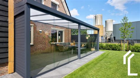 Foto van een gerealiseerde serre die naadloos aansluit bij de stijl van de woning.