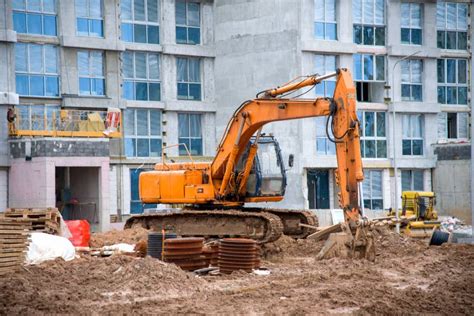 Gedetailleerde illustratie van het uitsnijden van een spoelbakuitsparing in een MDF-ondergrond voor een betonstuc aanrechtblad.