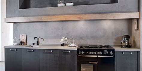 Voorbeelden van kant-en-klare betonstuc pakketten voor keukens.