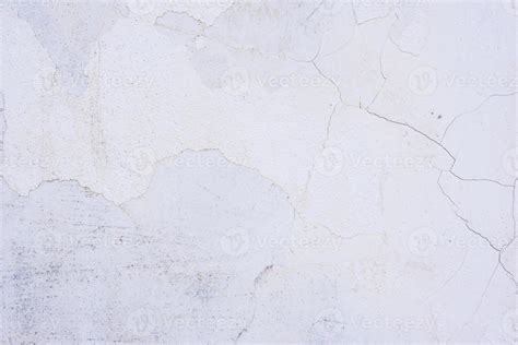 Foto van een betonnen muur met scheuren, ter illustratie van schade die reparatie behoeft.