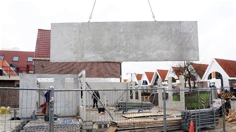 Schematische weergave van een prefab betonnen wand met geïntegreerde voorzieningen zoals openingen en uitsparingen.