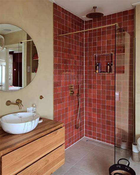Terracotta kleuren, koperen accenten en mat afwerking van tegels