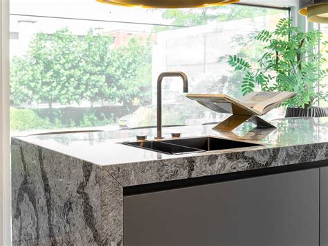 Close-up van een Erbi Quartz keukenblad met een gedetailleerde textuur.