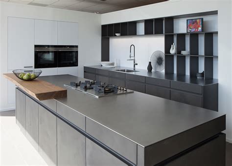 Afbeelding van een moderne keuken met een roestvrijstalen werkblad en geïntegreerde spoelbak.