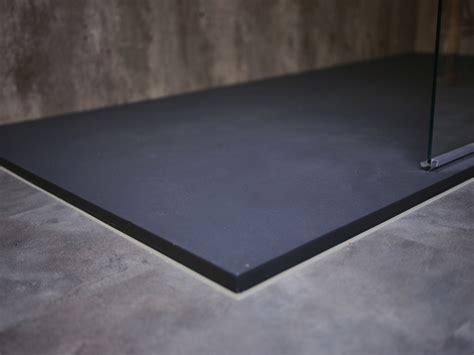 Detailfoto van de zwarte afwerking van de douchebak