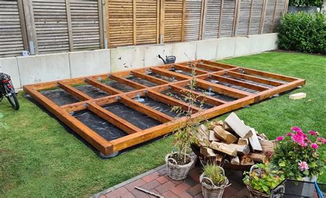 Illustratie van een stevige houten fundering voor een tuinhuis met veranda.