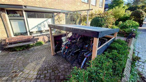 Tevreden klant met pasgeplaatste fietsenberging in de voortuin