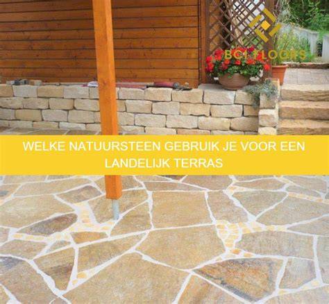 Foto: Terras met gebakken klinkers en natuursteen bordes in warme tinten