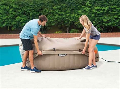 Illustratie van een Intex Pure Spa met de isolerende afdekhoes erop