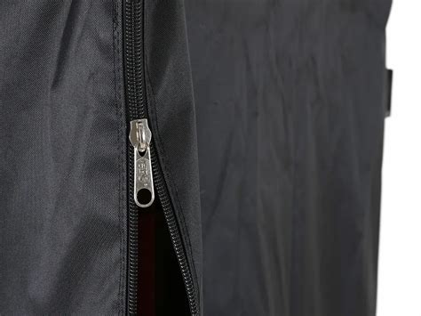 Diagram dat de montage van de afdekhoes met het kliksysteem toont