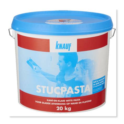 Gedetailleerde foto van Knauf Stucpasta in een emmer, met een schone spatel die een kleine hoeveelheid product oppakt