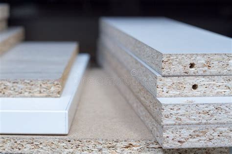 Afbeelding van verschillende plintenhoekstukken in MDF, hout en kunststof