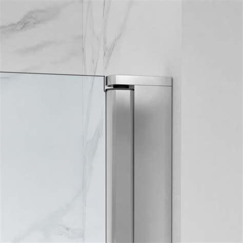 Close-up van een douchedeurprofiel met anti-kalk coating