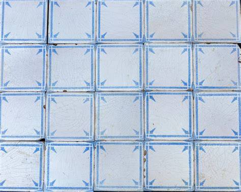 Afbeelding: voorbeeld van gekristalliseerde wandtegels uit Delft (10,4 x 10,4 cm)