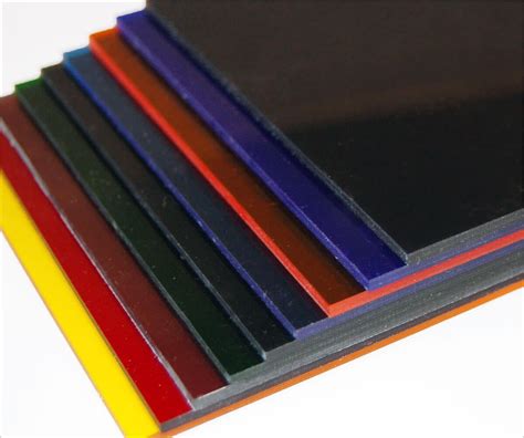 Voorbeelden van overgangsprofielen in verschillende kleuren en materialen (aluminium, kunststof, PVC).