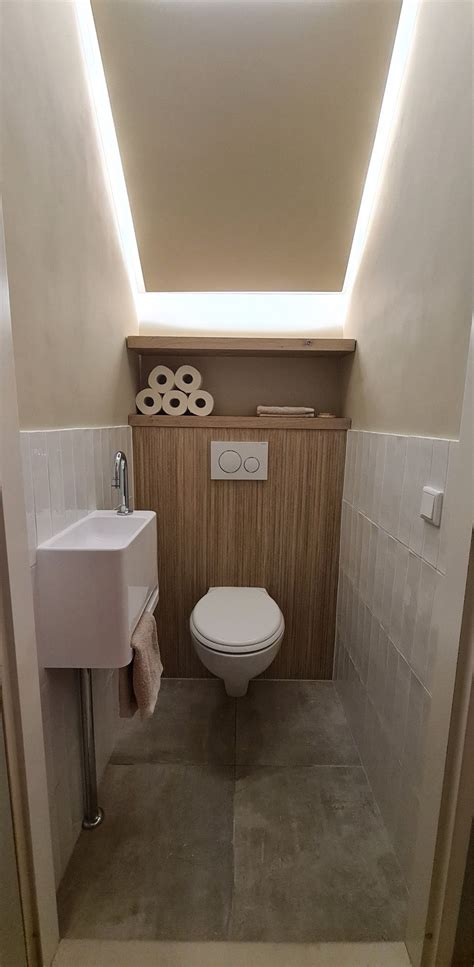 Vergelijking van een toilet met traditionele plafonnière versus een toilet met inbouwspots en indirecte verlichting