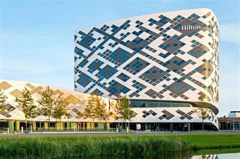 Gevelpatroon en diagonale belijning van Hilton Amsterdam Schiphol