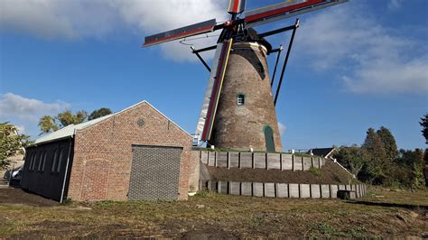 Foto van een gerestaureerde monumentale molen.