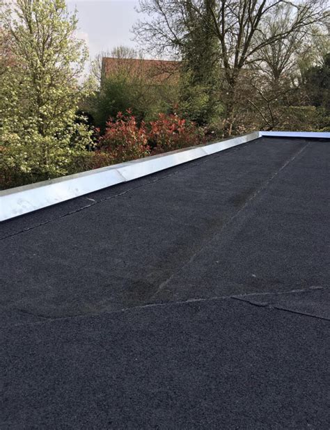 Voorbeeld van een vlakke ondergrond met bitumen laat zien hoe belangrijk een vlakke basis is
