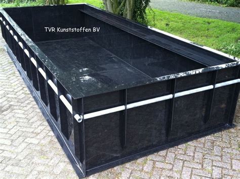 Schematische weergave van een HDPE vijverbak met diverse aansluitingen (doorvoeren, skimmers, drains) en een filterput.