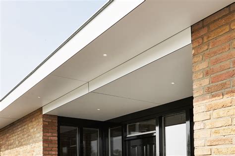 Visuele weergave van een moderne gevel bekleed met metalen profielplaten, met aandacht voor de strakke lijnen en afwerking.