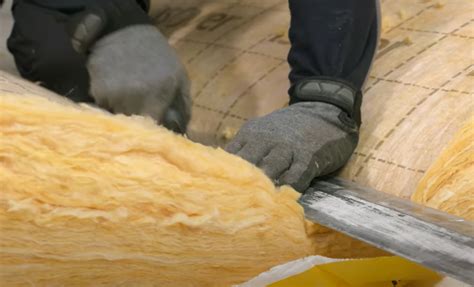 Illustratie van de techniek om isolatie op maat te snijden bij lastige contouren