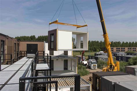 Illustratie van een modulair gebouw dat op locatie wordt geassembleerd