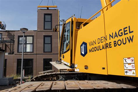 Voorbeeld van een gerenoveerd gebouw met modulaire gevelelementen