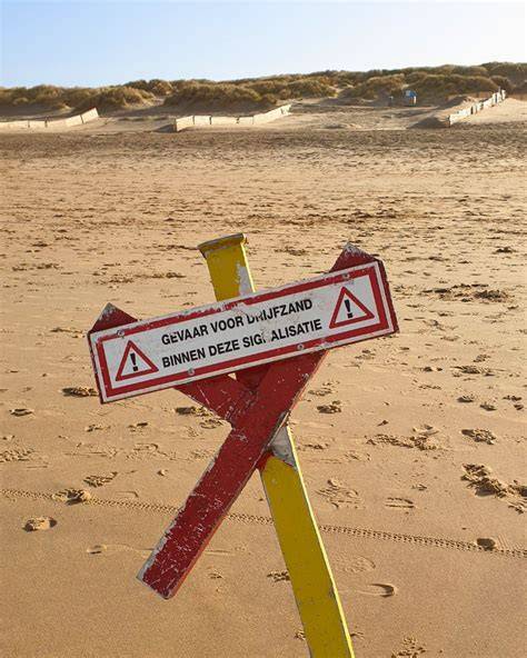 Getijdentabellen en waarschuwingsborden bij de kust