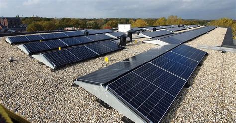 Afbeelding van het boeiende energiebewuste ontwerp van de Exoduskerk en zonnepanelen op het dak