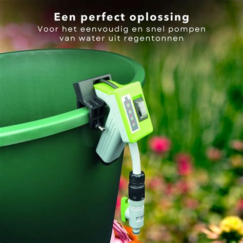 Een GARDENA regentonpomp die gemakkelijk in een regenton wordt geplaatst, met nadruk op de compacte vorm en de grijze behuizing.