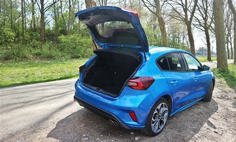 Illustratie van een Ford Focus kofferbak met waterdruppels.