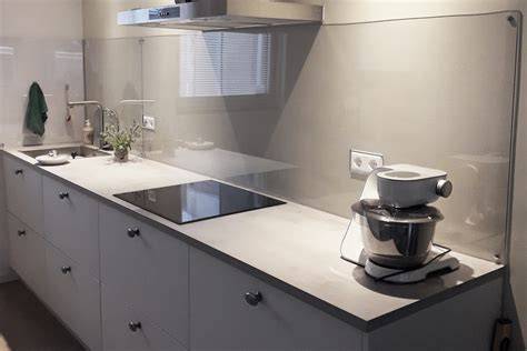 Infographic: kunststof achterwand opties (Alupanel, plexiglas, HPL) en onderhoud