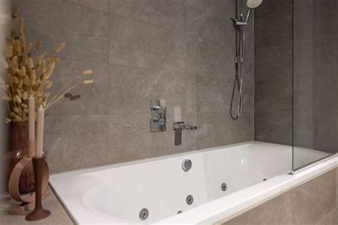 Visualisatie van een bad-douche combinatie met stoomfunctie