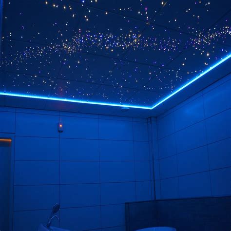 Voorbeeld van een luxe badkamer met een sterrenhemel plafond.