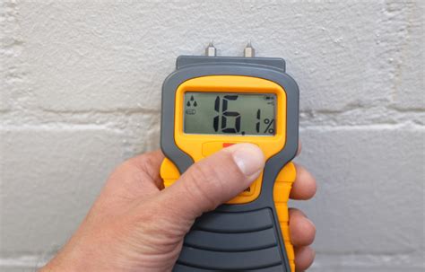 Vochtigheidsmeter die een muur test