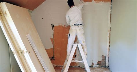 Foto van een professionele stukadoor aan het werk in een woning in Zuid-Limburg