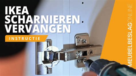 Detailfoto van het monteren van een scharnier in een deurkozijn.