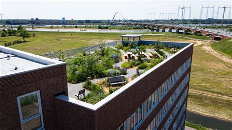 Afbeelding: Daktuin op Amsterdam Logistics Cityhub met panoramisch uitzicht en sportfaciliteiten